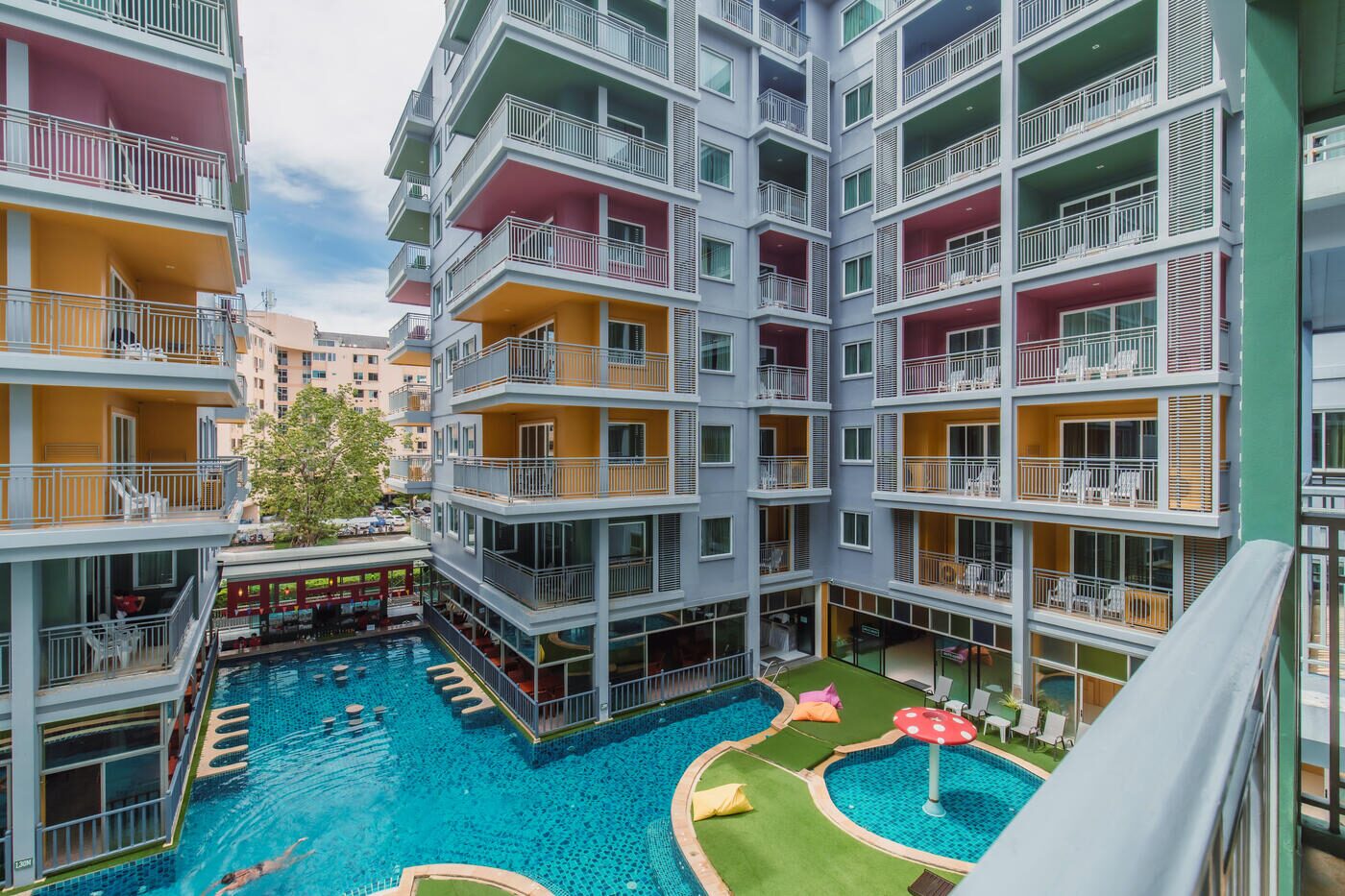 Deluxe Suite King Pool View